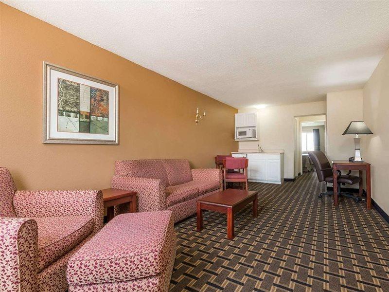 מלון Super 8 By Wyndham Indianapolis/Ne/Castleton Area מראה חיצוני תמונה